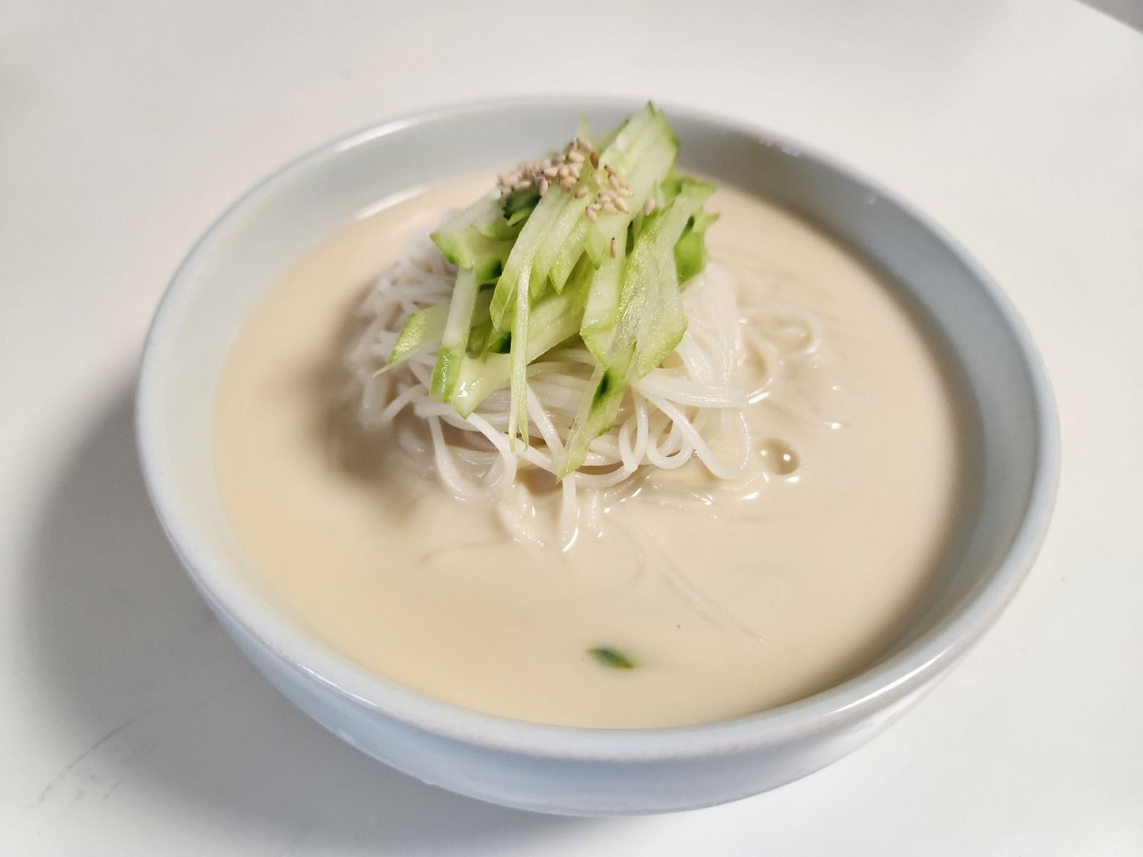 콩국 담아내기
