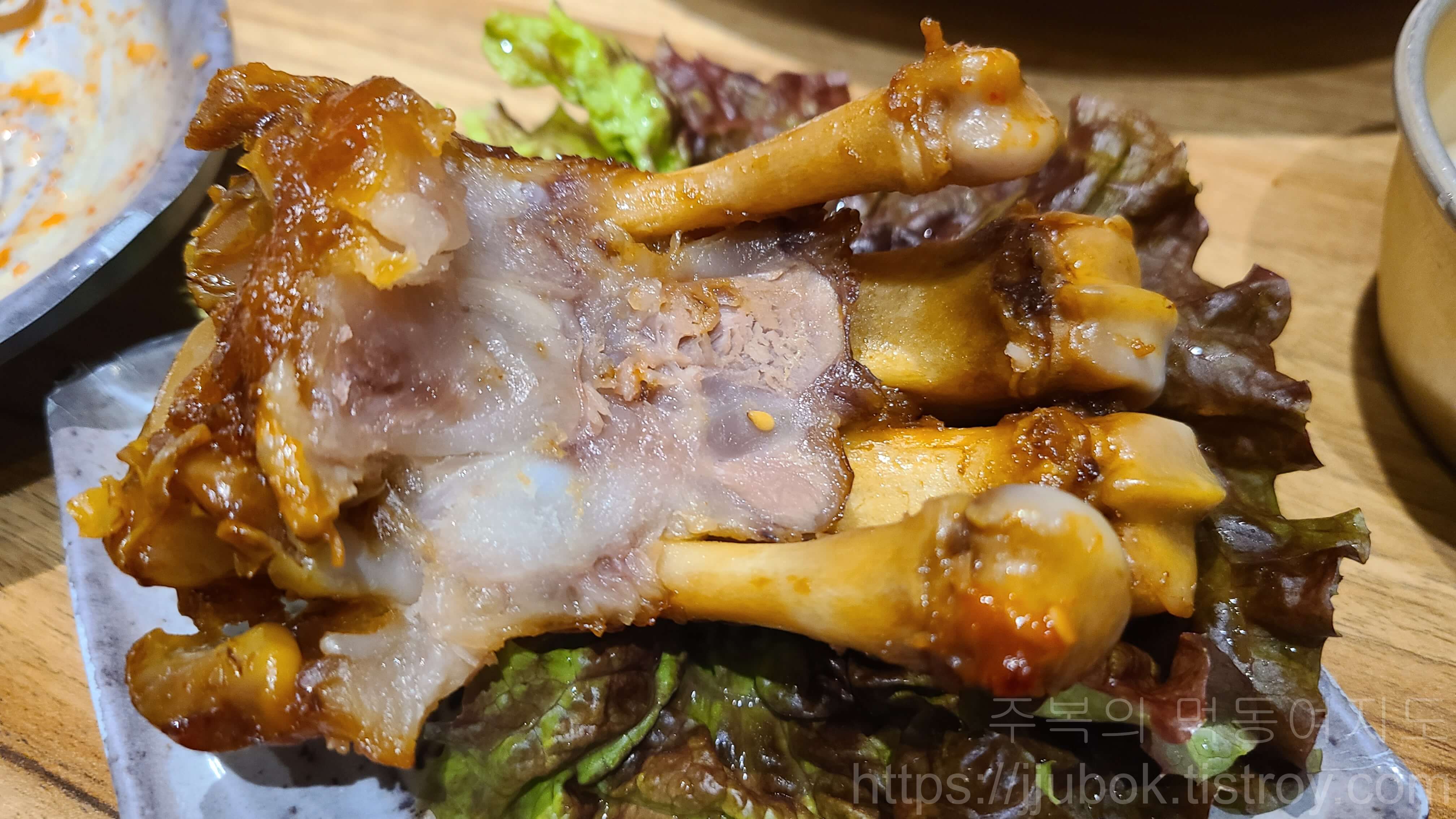 족이맛있는-사또족발-족발-대-뼈