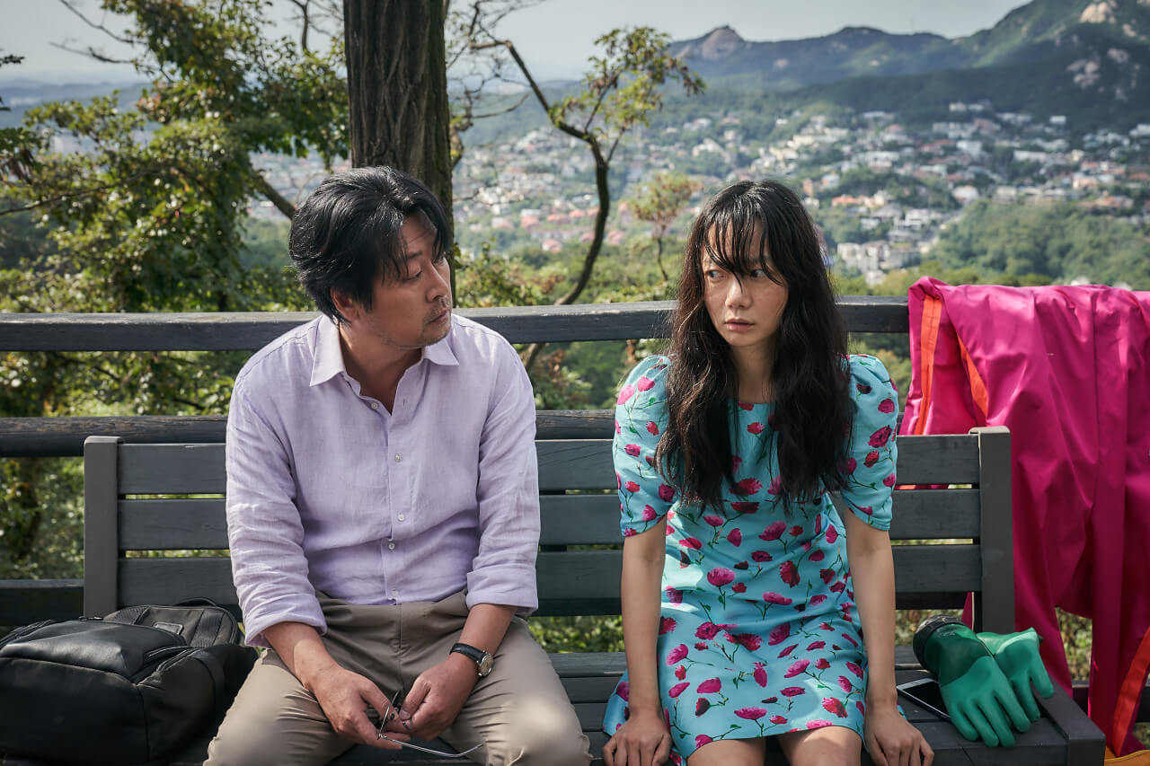 택선과 이균이 처음 만나 벤치에 앉아 이야기하는 모습