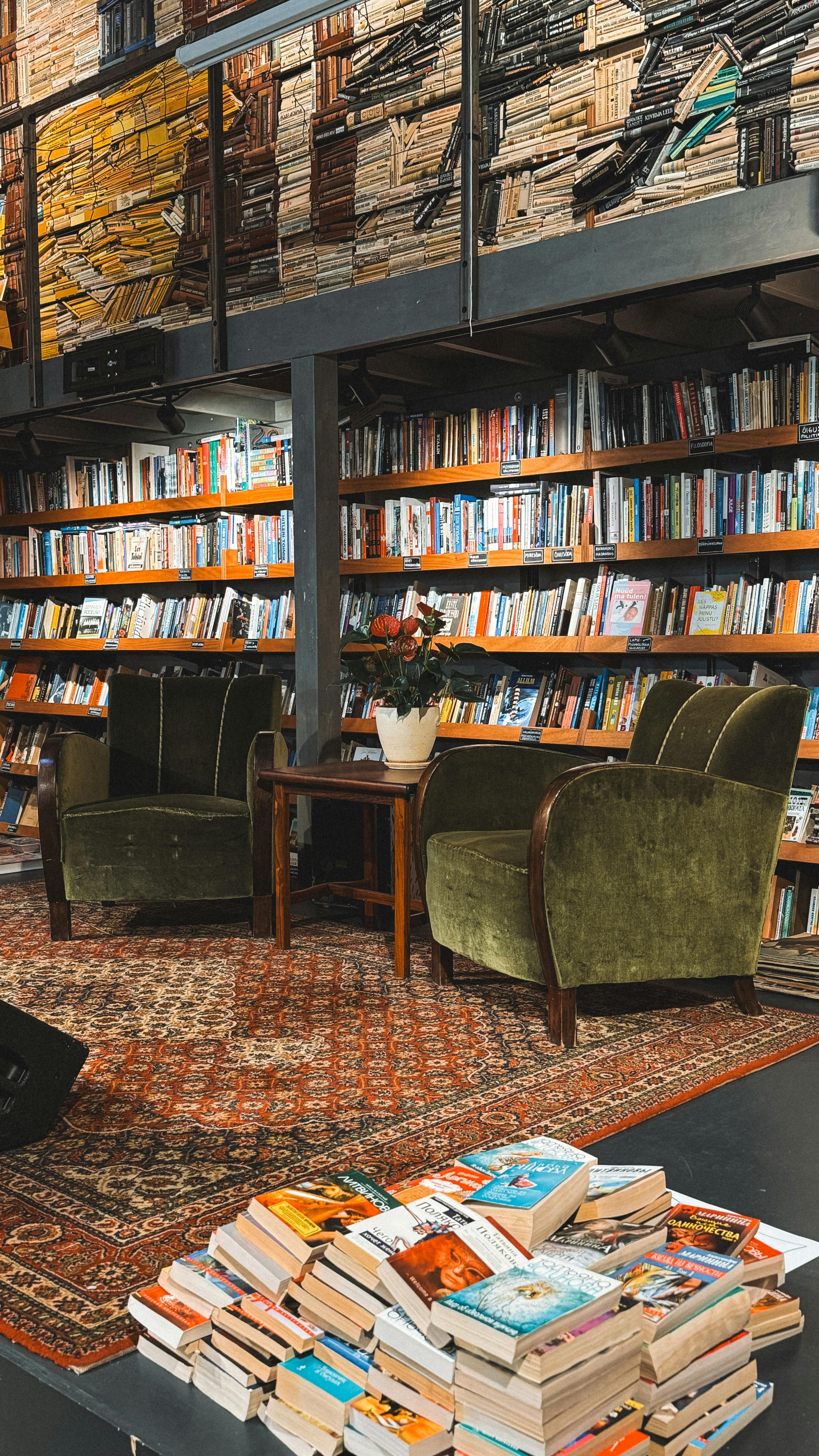 책장에 쌓인 도서