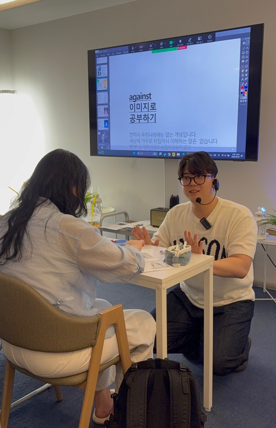 학생들과 대화하는 원준 선생님