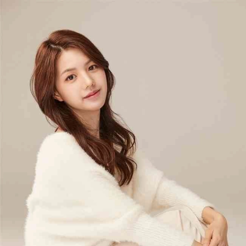 흰 셔츠에 갈색 웨이브 머리를 하고 있는 배우 진가현 프로필 사진