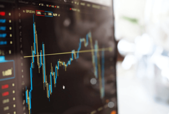 모니터로 보이는 주식 차트