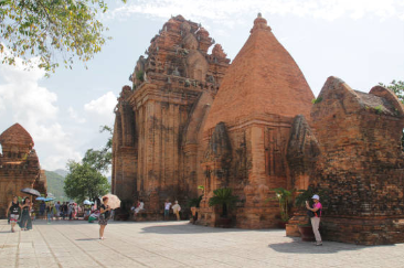 포나가르 참타워