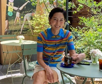 의자에_앉아서_웃고있는_사진