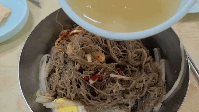 찬가락냉면-비빔냉면-육수넣기