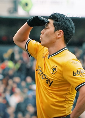 황희찬 먼 산 세레머니