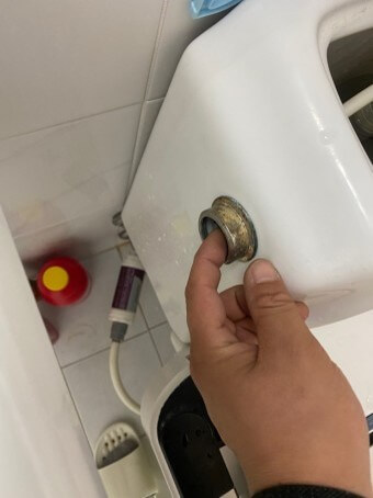 약간-오래된-변기-버튼을-누르고-있는-검지손가락