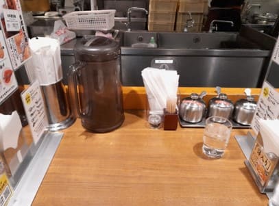 작은 카운터 위에 물과 소스등이 올려져 있다.