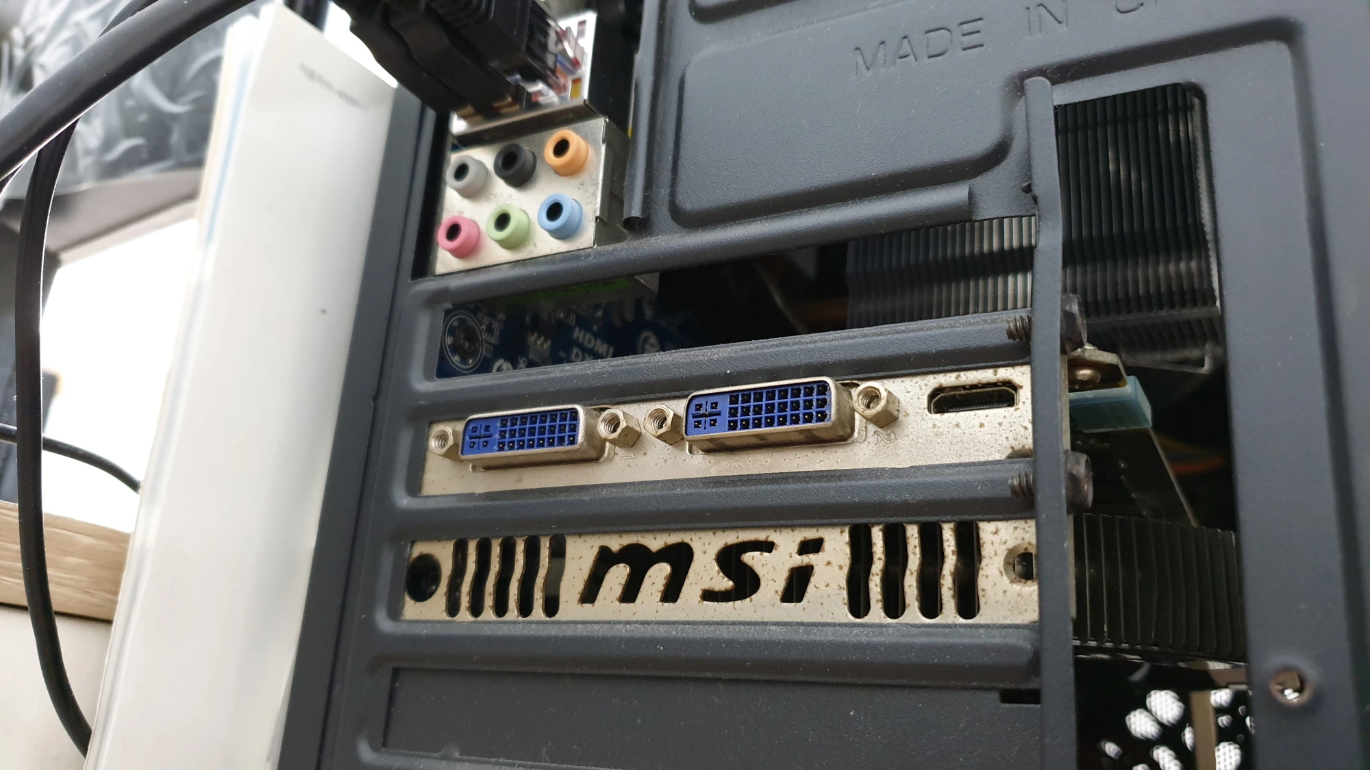 컴퓨터 그래픽 카드 모니터 끼우는 곳