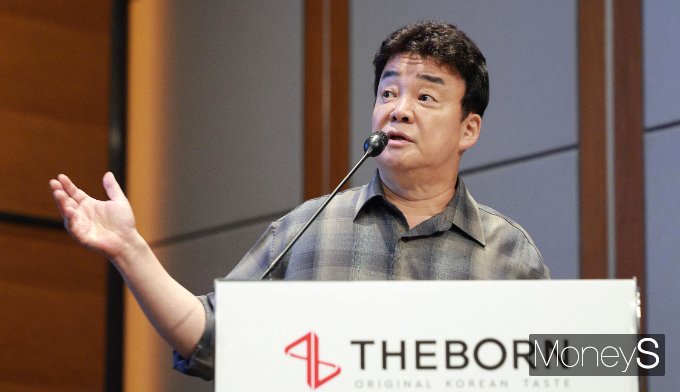 백종원 더본코리아 대표이사가 더본코리아 공모자금을 소스기업 인수합병에 사용하겠다는 계획을 밝혔다. 백 대표가 지난 28일 서울 여의도동 콘래드호텔 서울에서 진행된 더본코리아 IPO기자간담회에 참석했다.