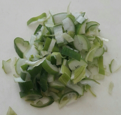 한국의 떡 종류 기름떡볶이-대파를 썰어준다