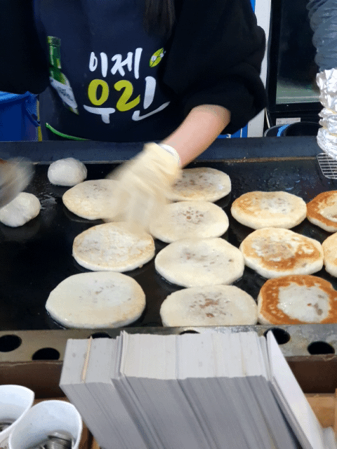 온양삼색호떡이 구워지고 있는 현장! ㅎㅎㅎ 맛있겠죵?