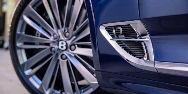 벤틀리-컨티넨탈-GT-뮬리너-블랙라인-BENTLEY_GTC_12_SIDE_DETAIL_17.02.21_leebrimble_003 1398x699