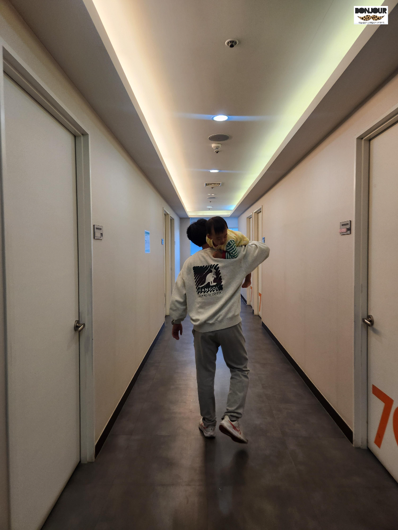 첫째를 안고 당당하게 걸어가는 아빠의 모습에서 의지가 느껴진다.