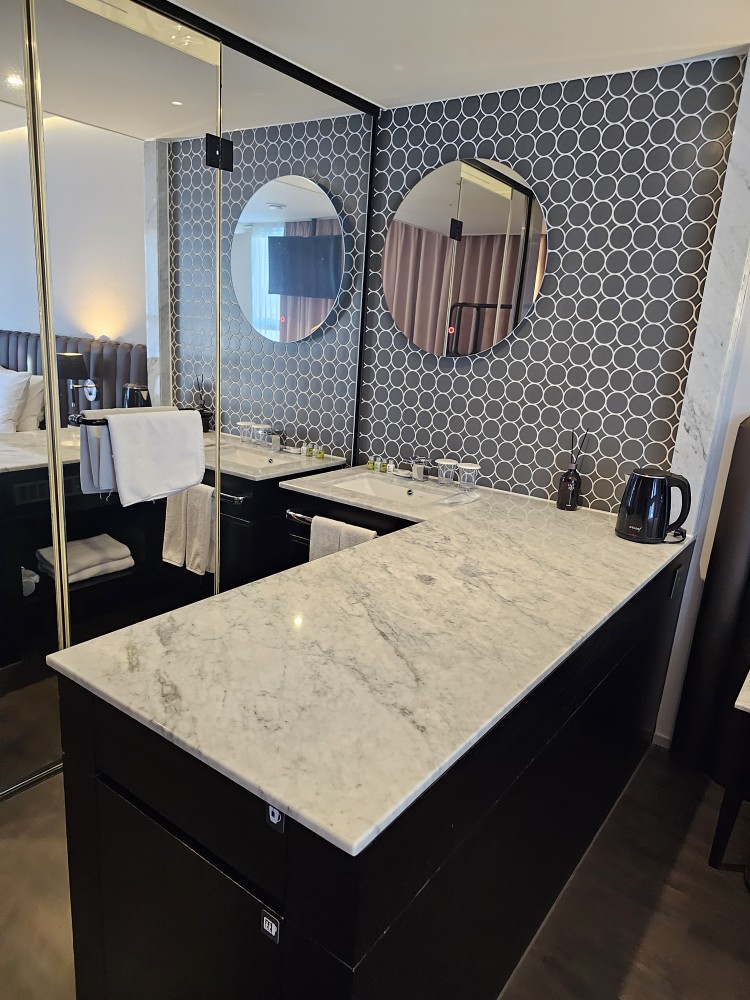 라발스호텔 테이블