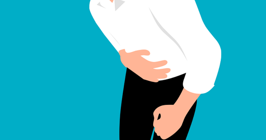 복통으로 허리를 숙이고 배를 짚고 있는 남성