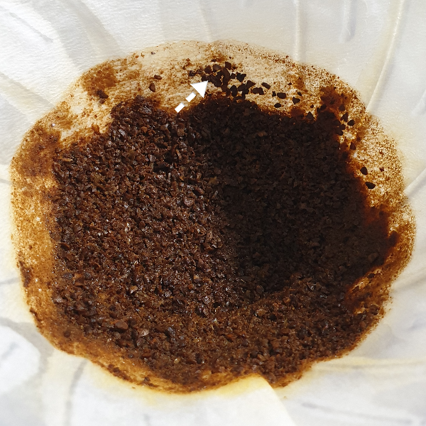 커피파우더가 벽면에 달라 붙어 있다.