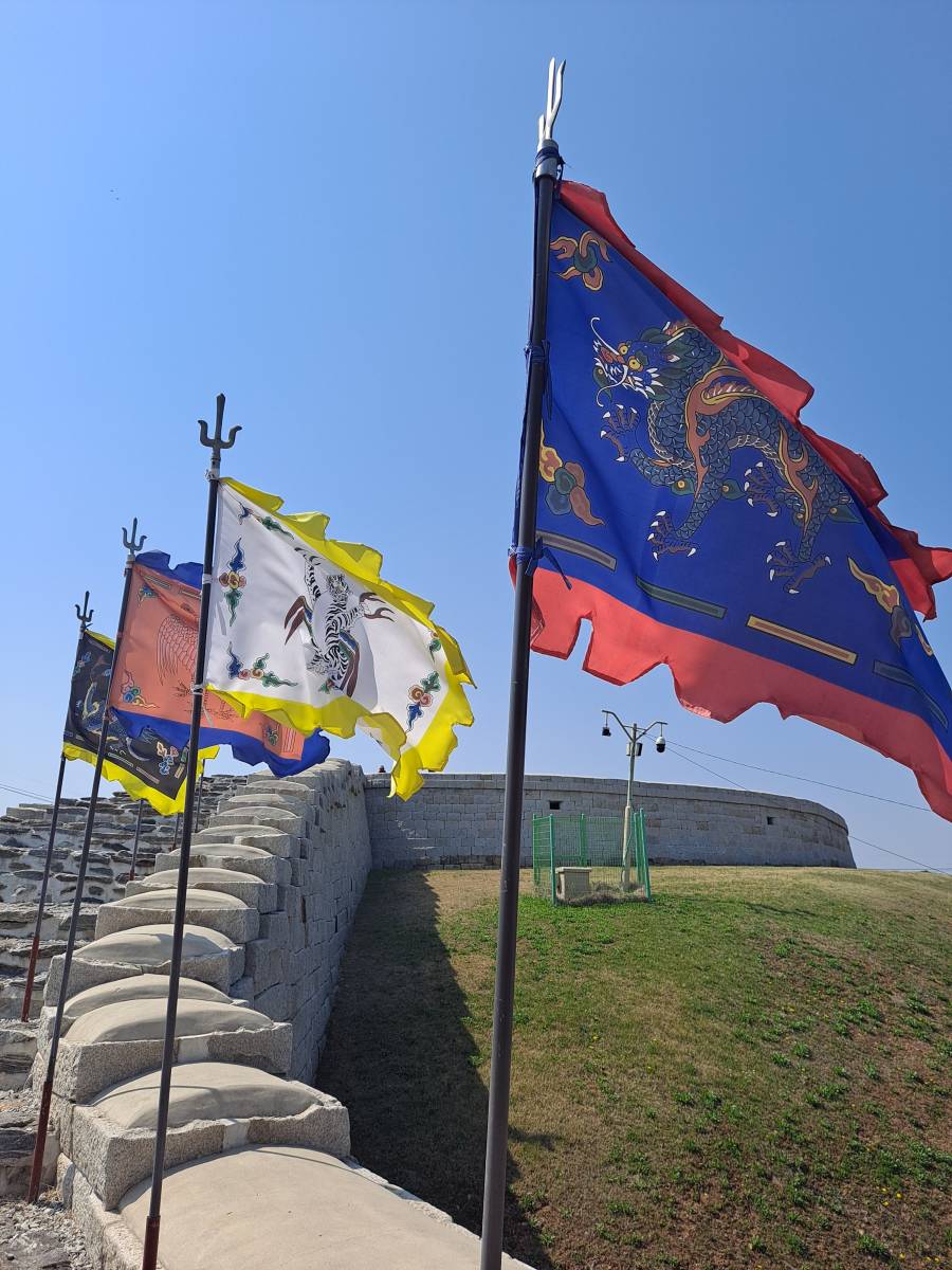 성벽에 펄럭이는 깃발