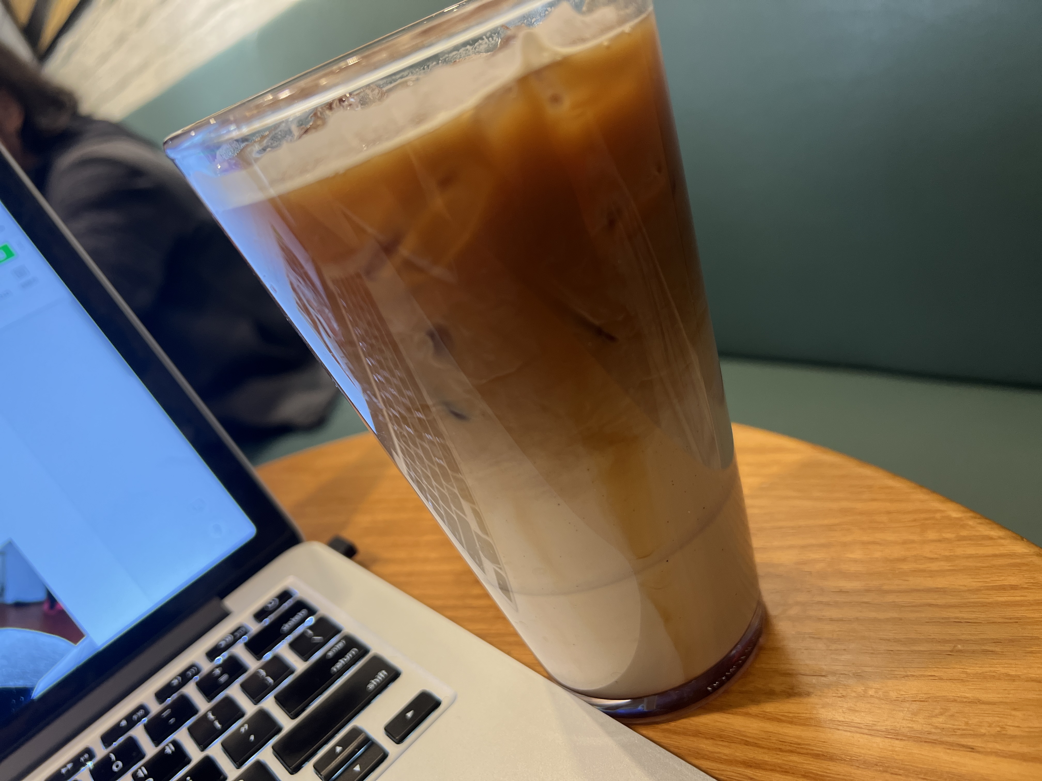 스타벅스 아이스 블론드 바닐라 더블 샷 마키아또