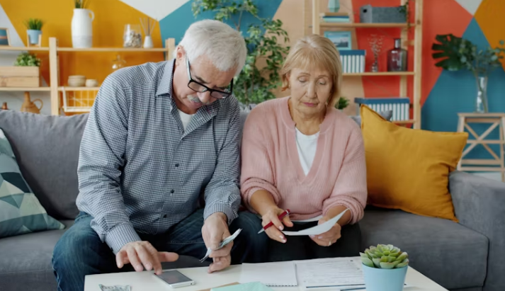 연금 서류를 함께 살펴보는 중년 부부