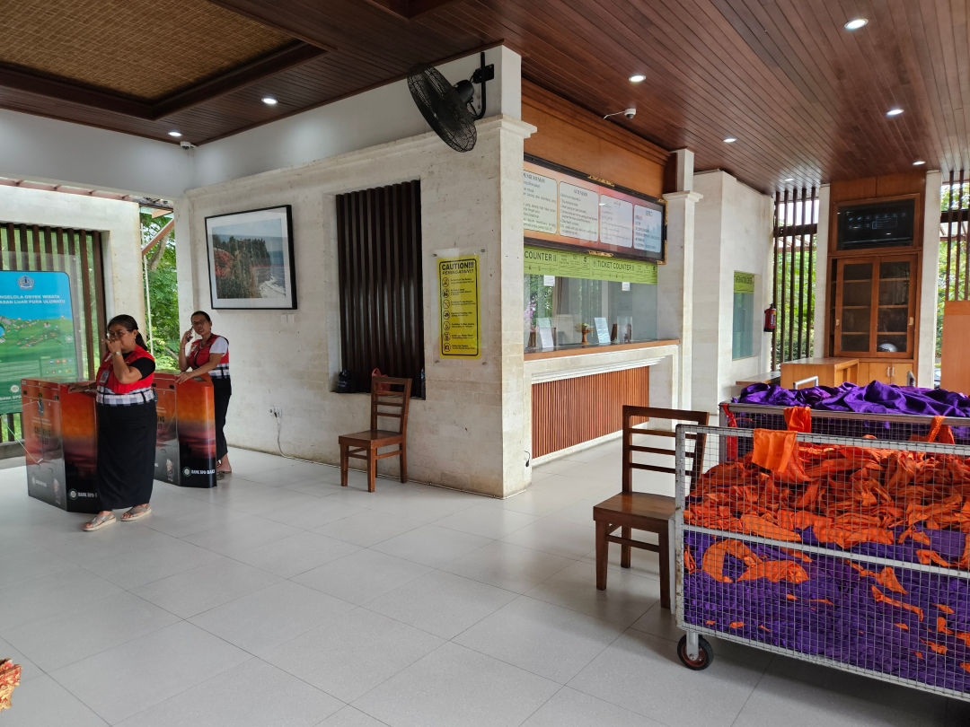 욜루와투 사원 사롱