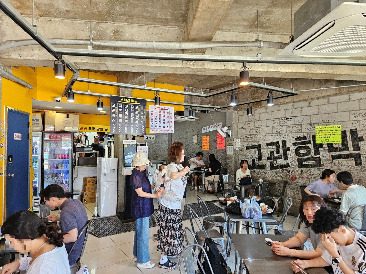 부산 맛집 고관함박의 실내에 사람들이 많이 있는 모습