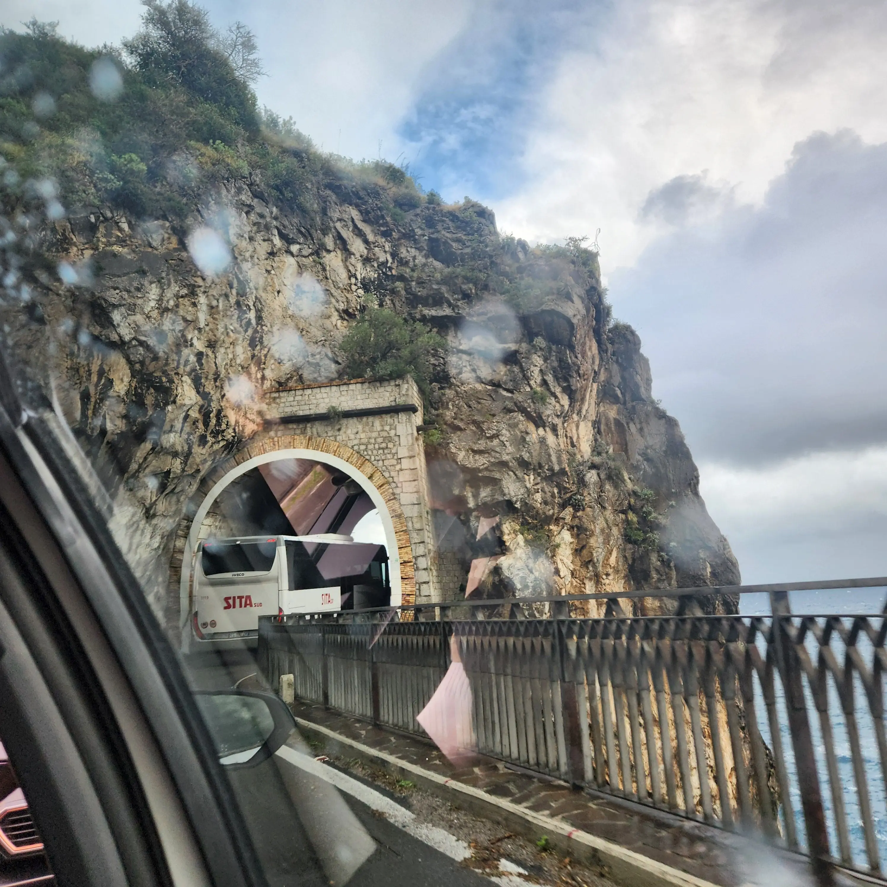 대형버스-터미널-지나감