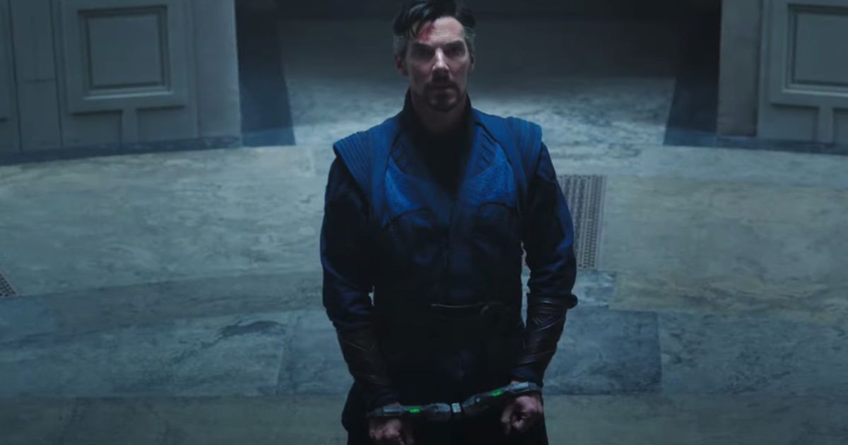 수갑을 차고 끌려온 스트레인지 모습