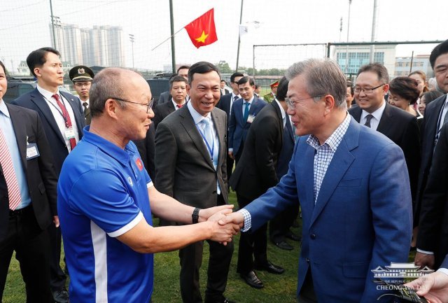 문재인 전 대통령과 악수하는 박항서 베트남 축구국가대표팀 감독