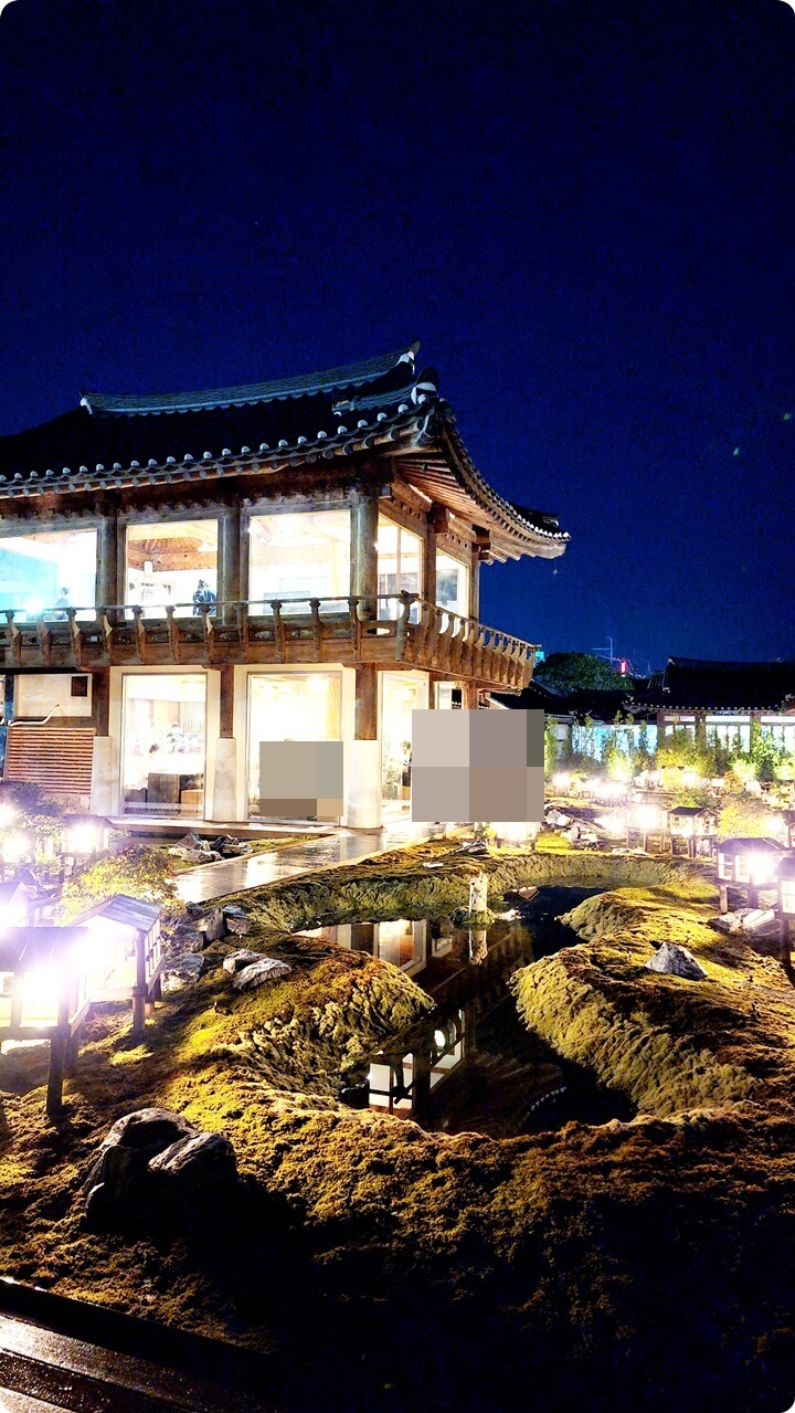 한옥집안과 밖에 불빛이 있는 건물