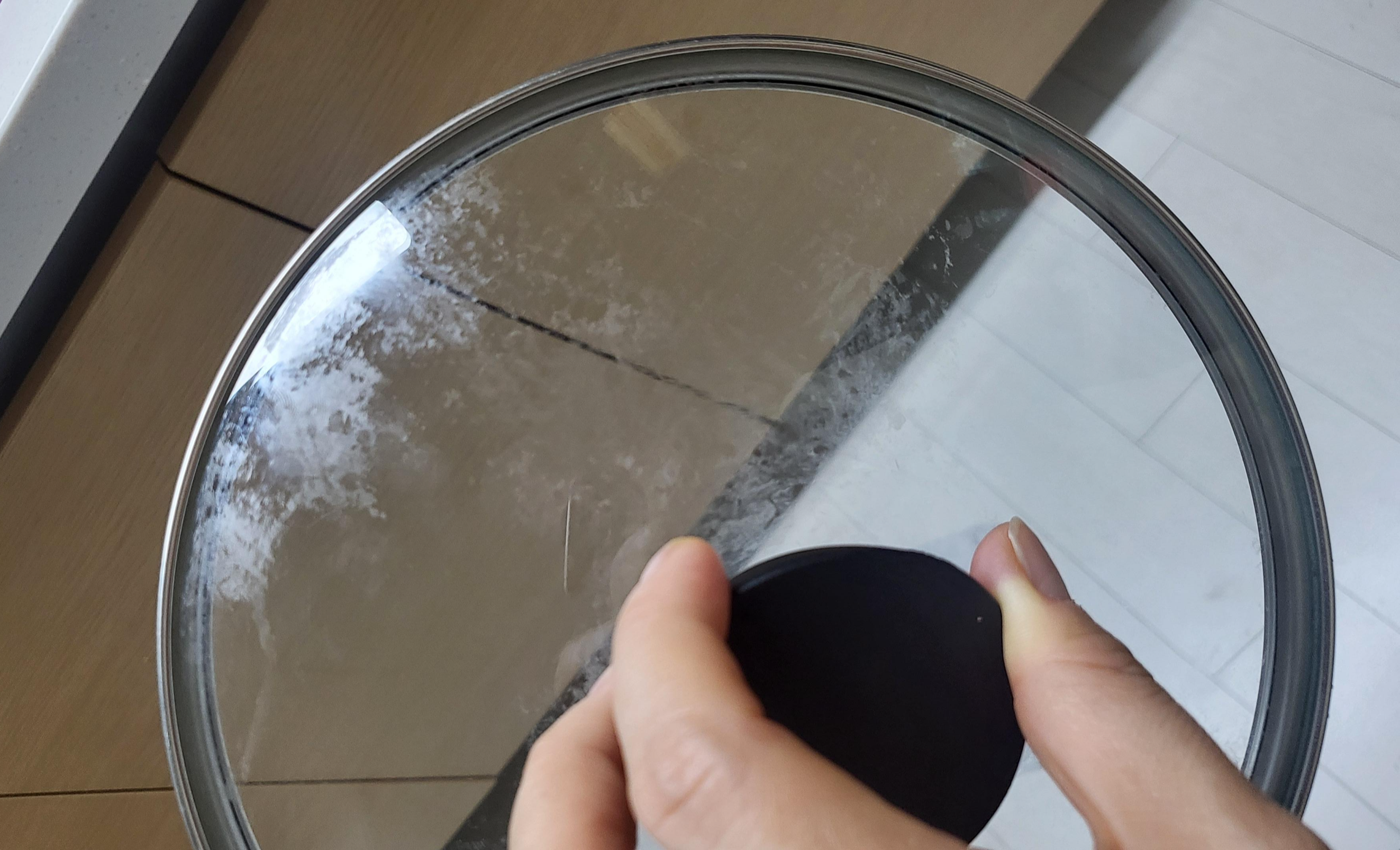 삼겹살 김치찜한 냄비 뚜껑에 기름기 남은 모습(1회 설거지후)