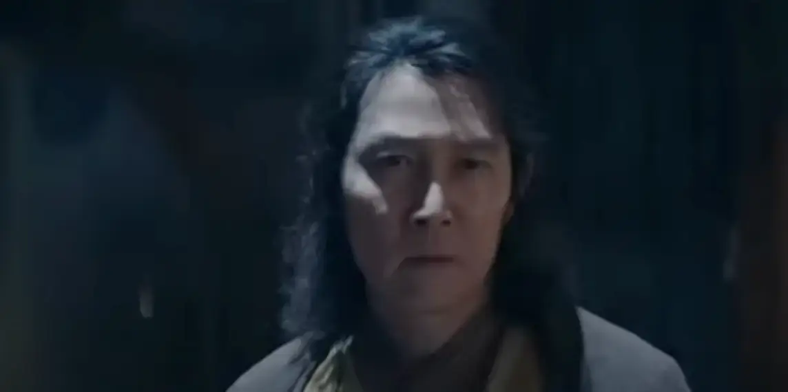 어두운 밤 이정재가 빤히 무언가를 바라보는 모습