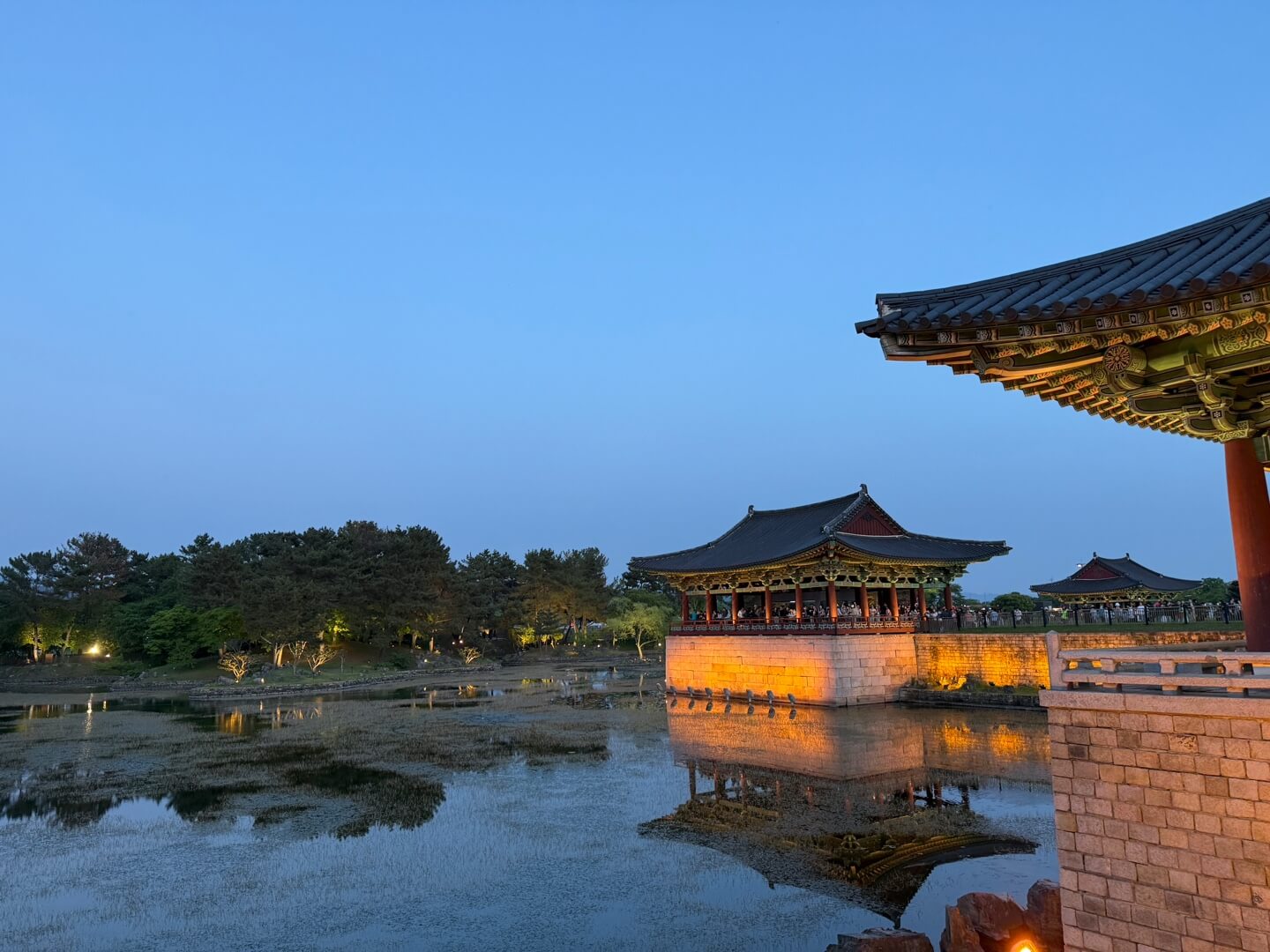 경주 동궁과 월지 야경과 연못 반영