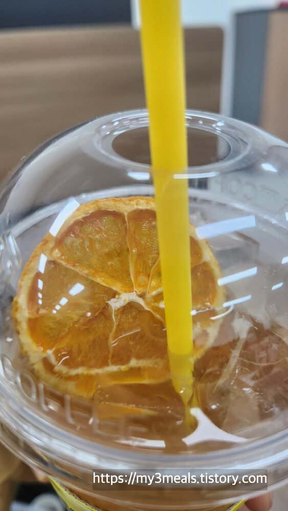 귤 과즙 가득 메가커피