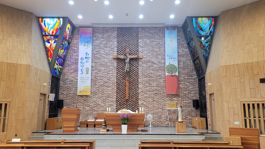 김포 청수성당 성전 안 십자고상, 제대, 제단 사진