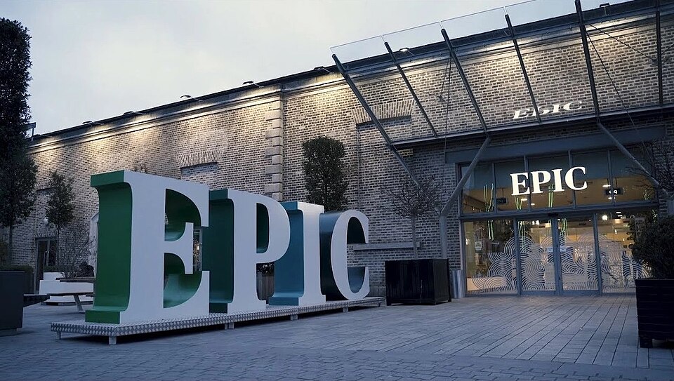 더블린 CHQ 빌딩에 자리한 EPIC 아일랜드 이민 박물관 입구와 박물관 안내 표지