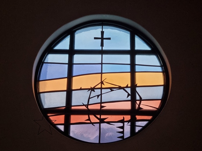 청주 내덕동 주교좌성당 안에 있는 스테인드글라스 사진