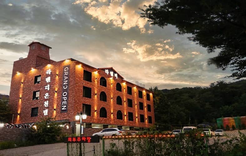 화성-월문온천단지-라벤더온천텔의-외관