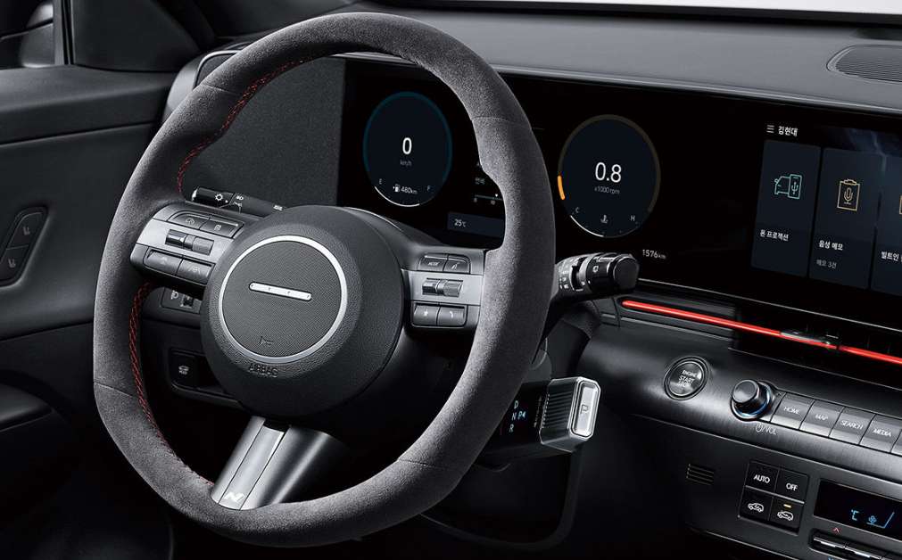 코나 하이브리드 스티어링 휠