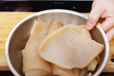 삶은 돼지껍데기