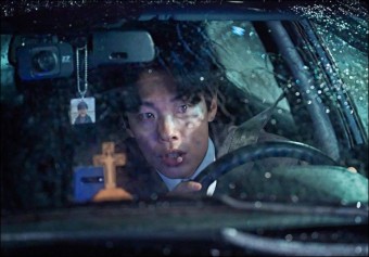 비오는-날-류준열이-운전을-하고-있습니다.