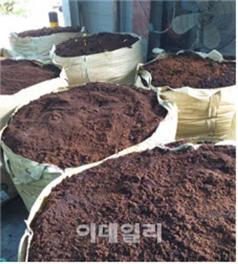커피찌꺼기 퇴비 활용 비료대체 냄새관리 양조절 안전사용 팁_37