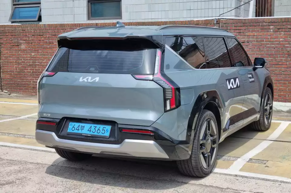 21인치 바퀴를 낀 EV9 사륜은 주행 질감이 매끈합니다.