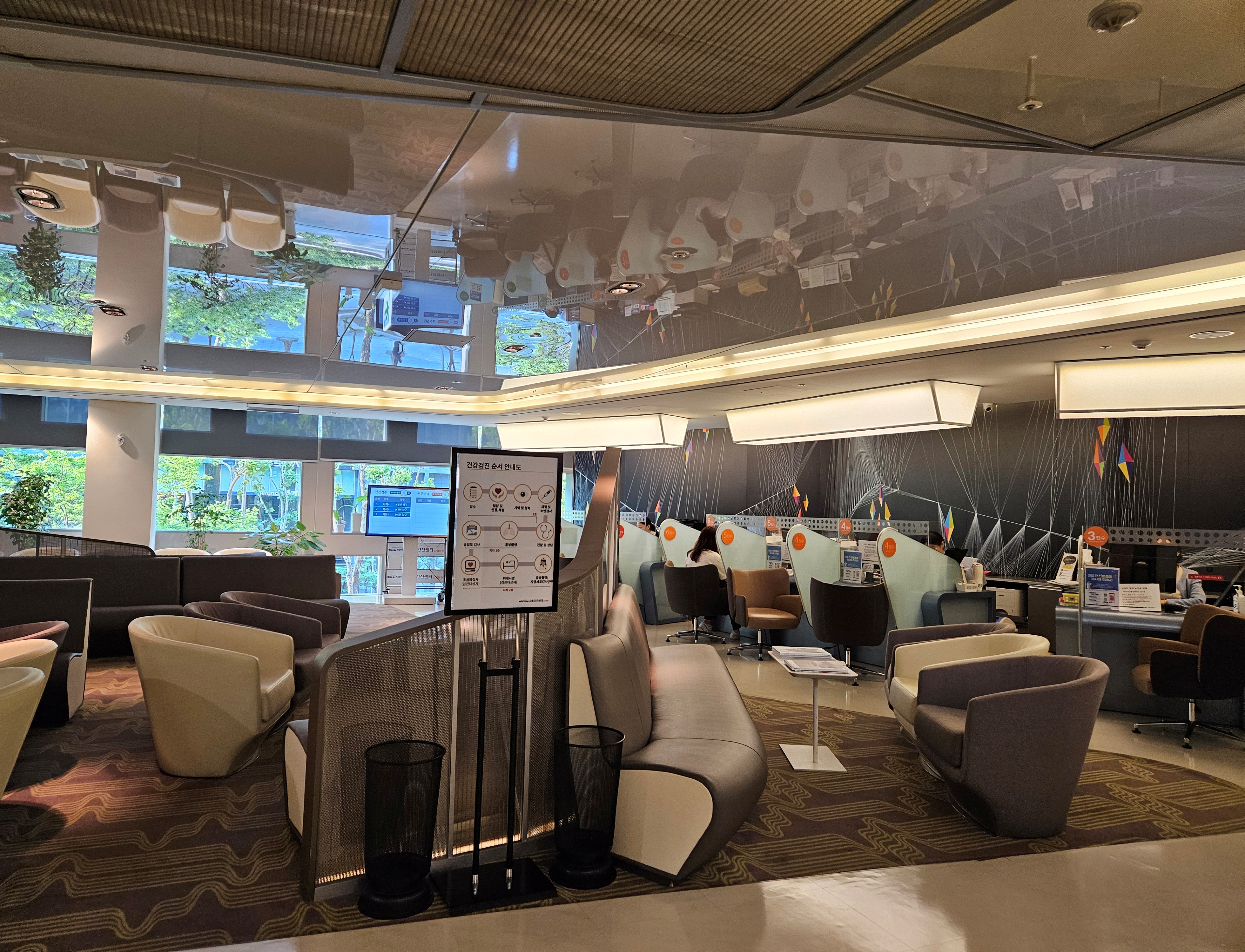 차움-건진센터-삼성분원-내부-검진대기자-수납-접수공간