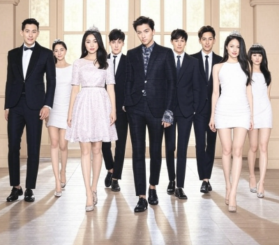 상속자들의 남녀 주인공 청춘들이 멋진 슈트와 드레스를 입고 앞으로 걸어오는 모습