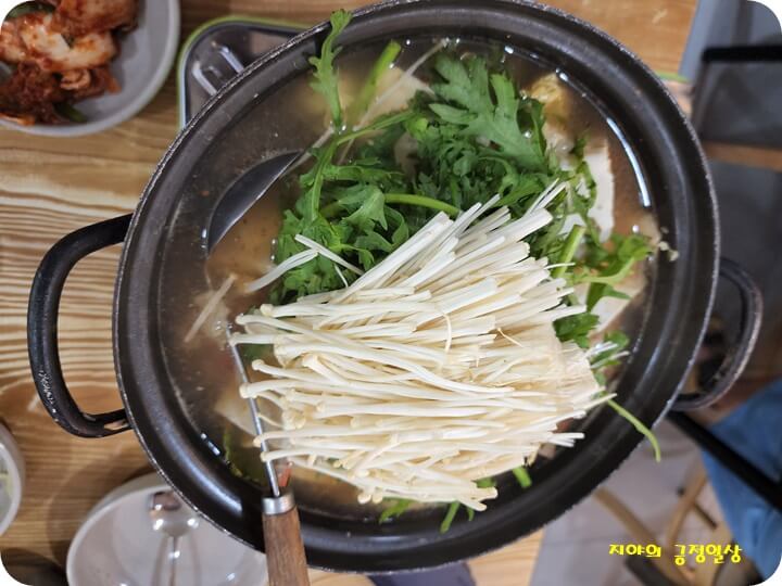 전골냄비에 있는 두부와 버섯&amp;#44; 갖은 야채들