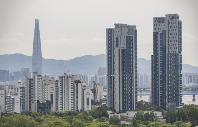 서울 성동구에서 바라본 서울숲, 강남, 송파 일대의 모습.