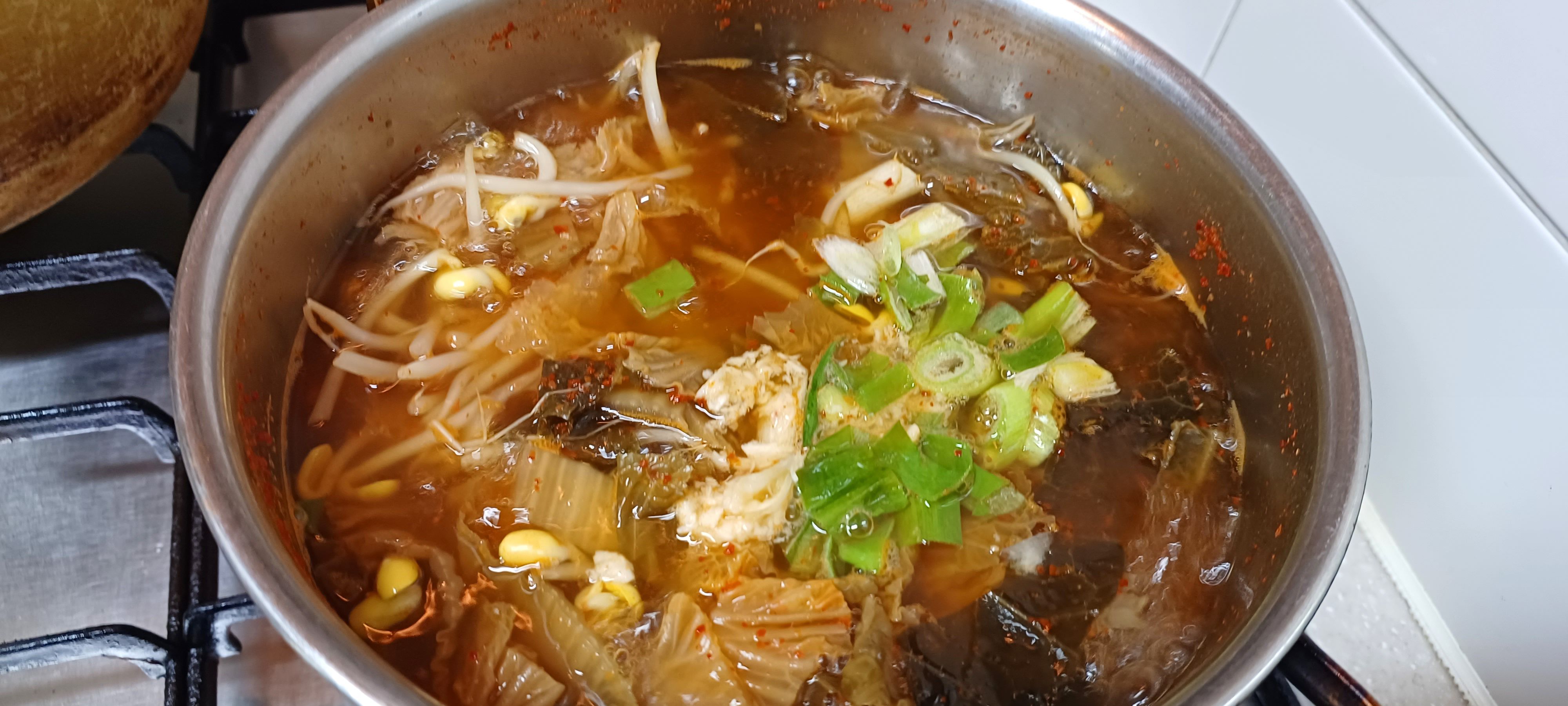 채 썬 파와 다진 마늘 넣고 끓이기