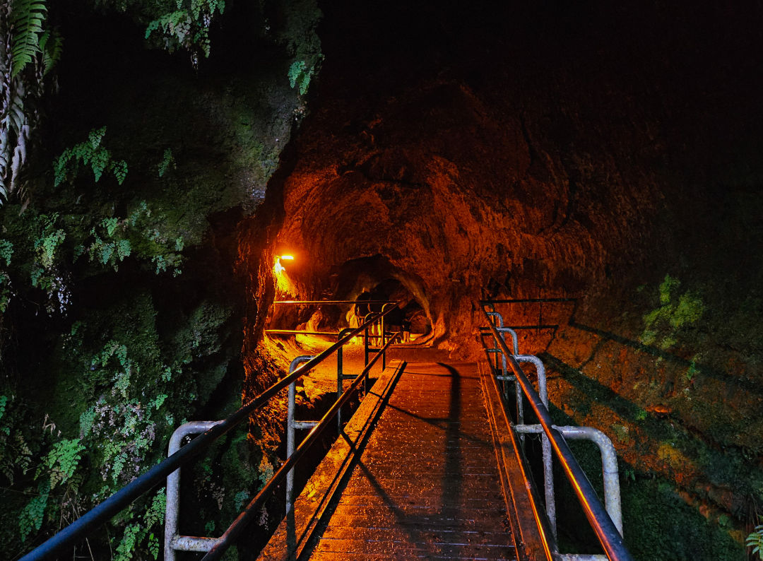 서스톤 용암 동굴 탐험